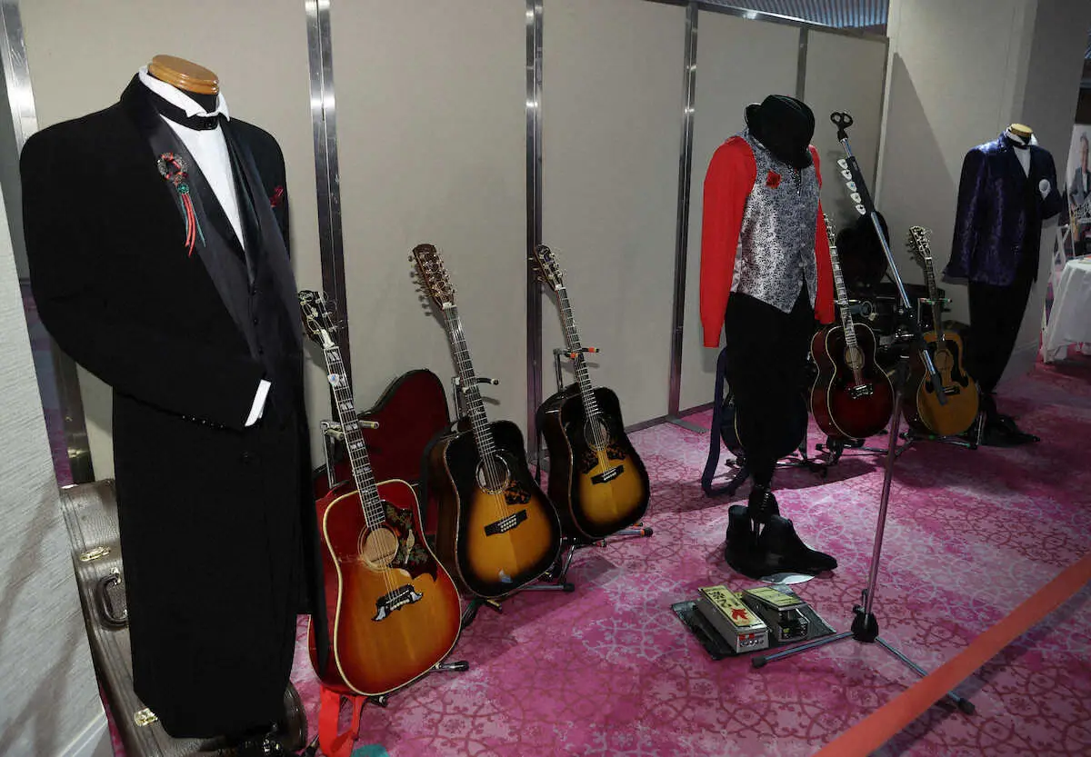 ＜谷村新司を送る会＞展示されたステージ衣装とギター　（撮影・白鳥　佳樹）