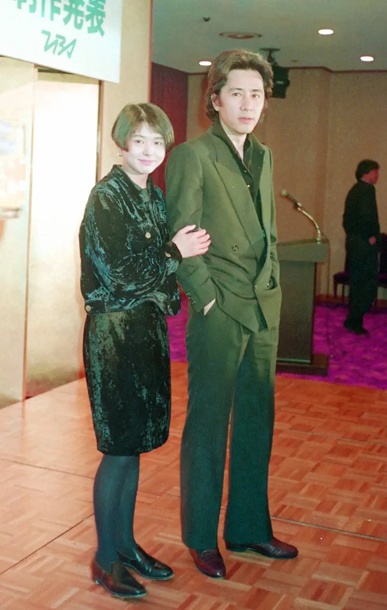 1991年2月、TBSドラマ「パパとなっちゃん」制作発表での田村正和さんと小泉今日子