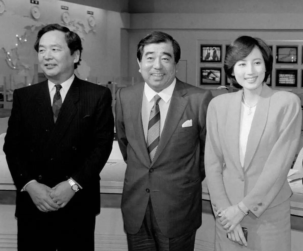 NHK「NEWS CENTER 9」の最終本番を終えた、(左から)木村太郎・磯村尚徳・宮崎緑(1988年4月1日撮影）