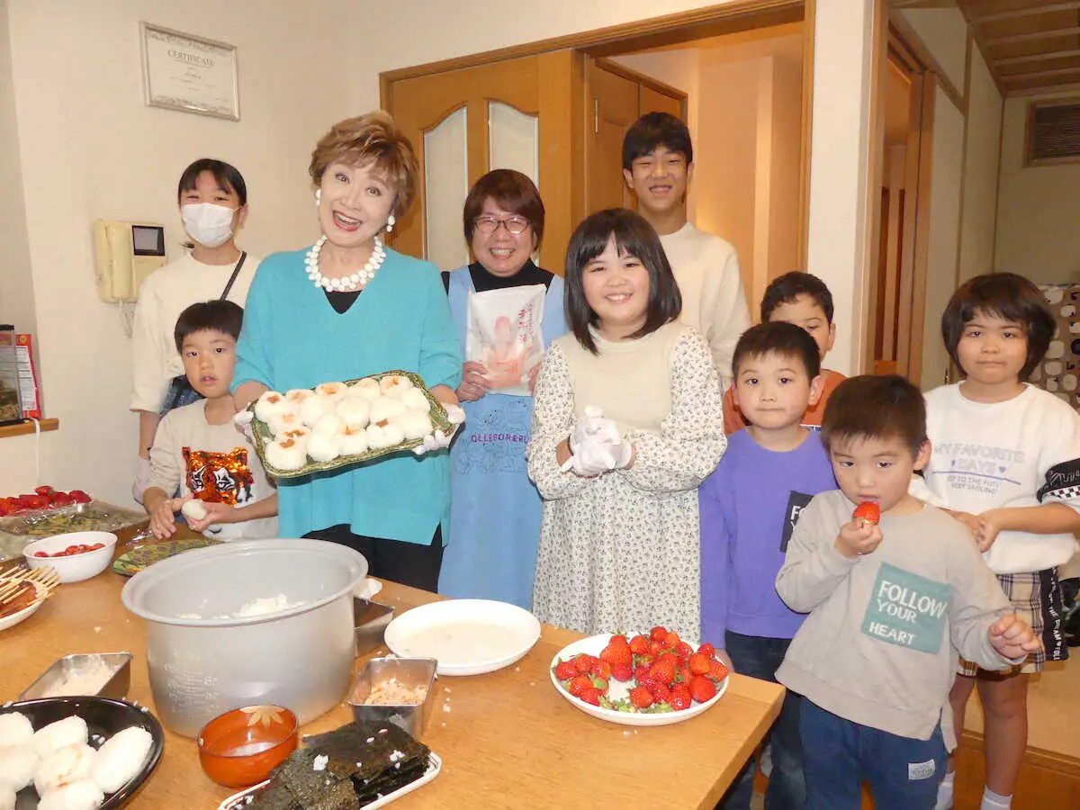 小林幸子が故郷・新潟の「小林幸子田」などで収穫した新米をこども食堂に寄贈「子供は宝。いっぱい食べて」