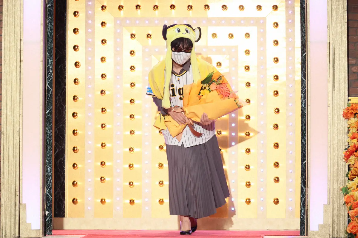 阪神タイガースの選手たちが出演した日本テレビ「しゃべくり007」2時間スペシャルには、謎の女性が祝福に（C）日本テレビ