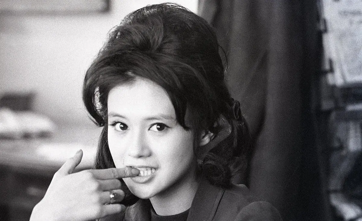 カメラの前でポーズをとる加賀まりこ（1963年撮影）