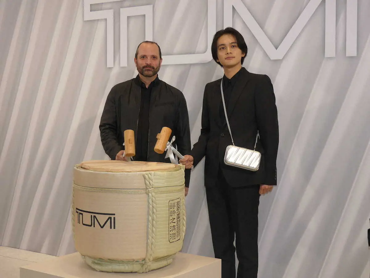 TUMI表参道のリニューアルオープンイベントに出席した北村匠海（右）。同社のクリエイティブディレクターのヴィクター・サンズ氏と鏡割り