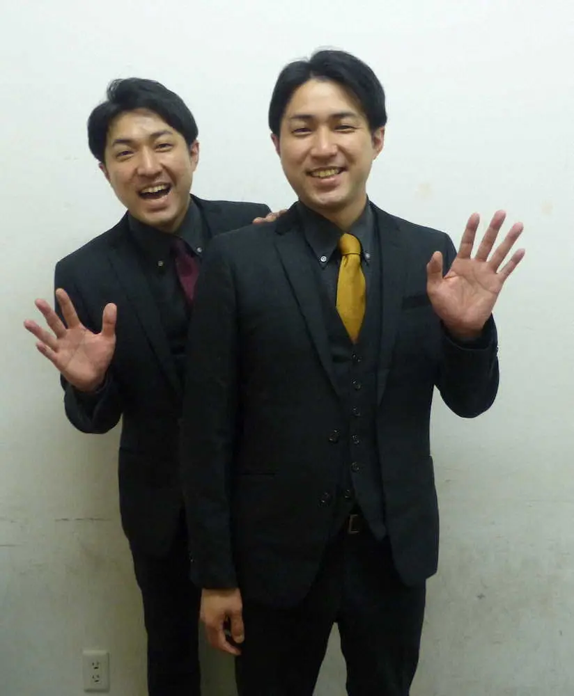 一卵性の双子のお笑いコンビ「ダイタク」の吉本大（左）、吉本拓