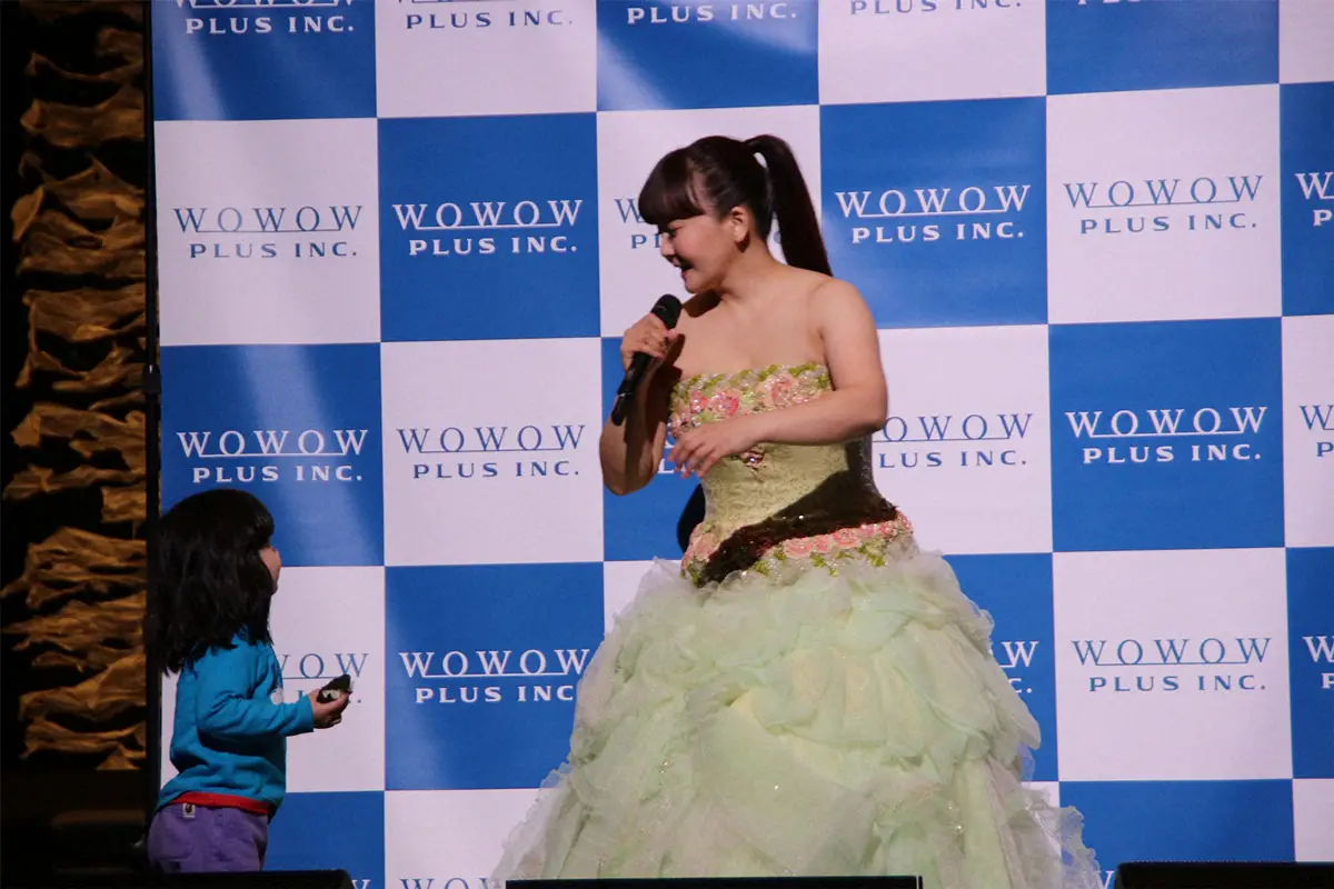 11月、６年ぶりのツアーを横浜でスタートした歌手の華原朋美。本番前の取材会では、長男が乱入する場面も