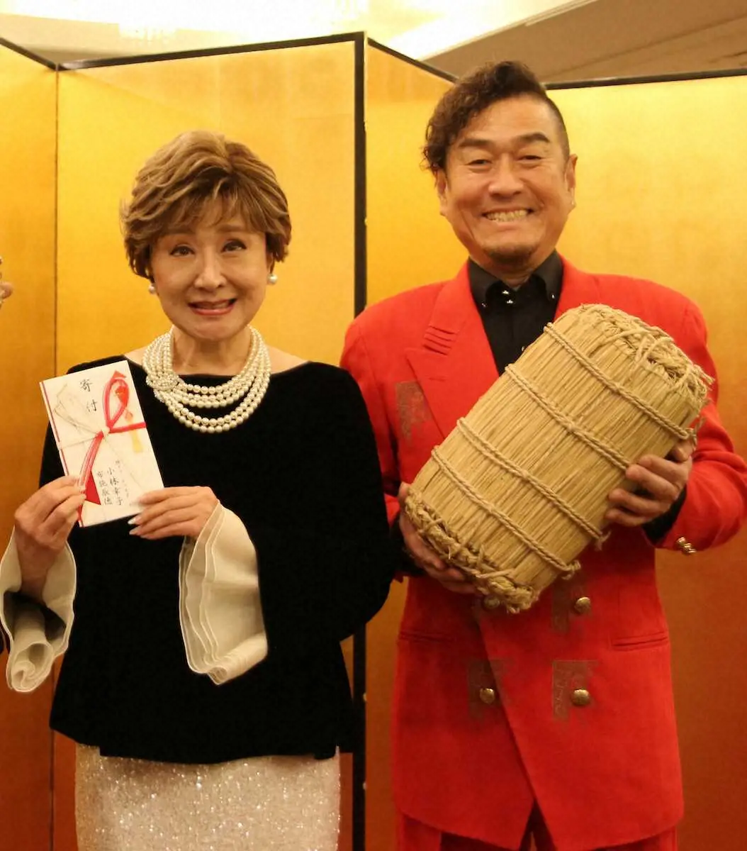 ものまねタレントの布施辰徳（写真右）らが都内で開いたチャリティーディナーショーにゲスト出演した演歌歌手の小林幸子