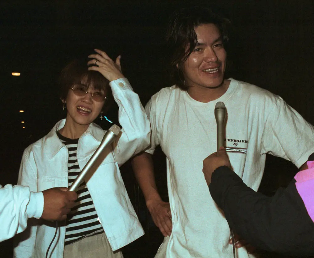 96年、ハワイで突撃取材を受けるヒロミと松本伊代