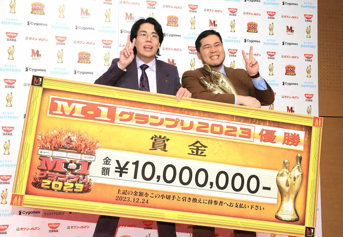 優勝した令和ロマンの高比良くるま（左）と松井ケムリは優勝トロフィーを手に笑顔を見せる（撮影・尾崎　有希）