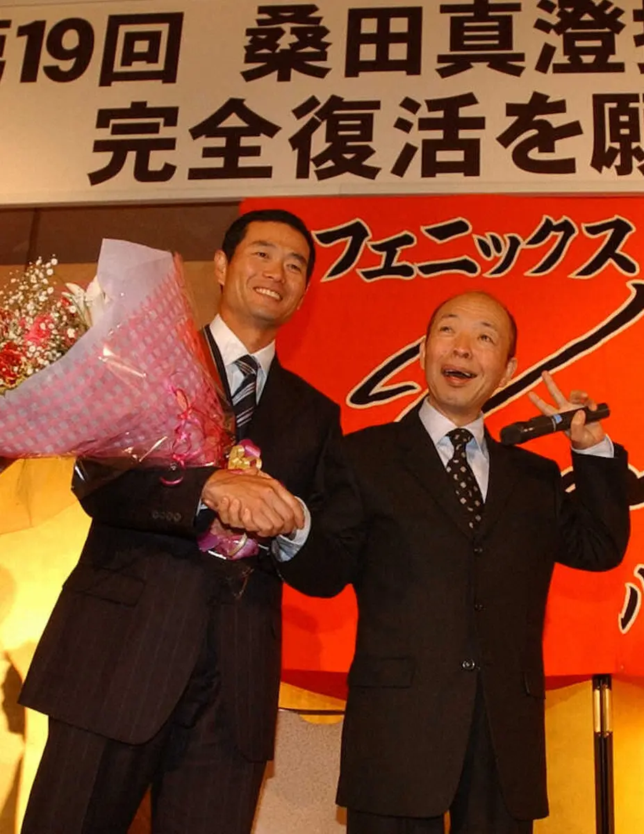 第19回桑田真澄投手を励ます会に出席し、巨人の桑田真澄投手と笑顔で握手する坂田利夫さん（右）