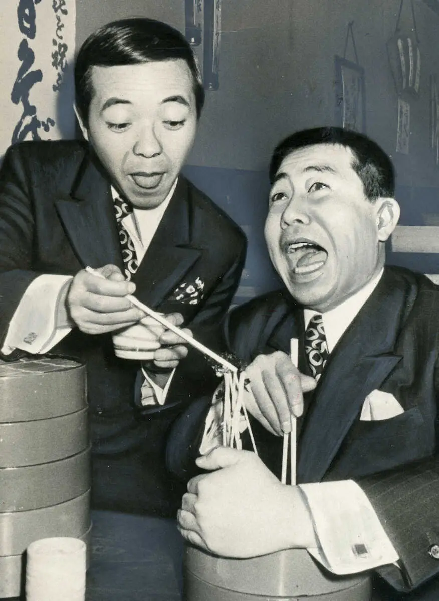 年末に年越しそばを食べるコメディNo1の坂田利夫さん（左）と前田五郎さん（71年撮影）