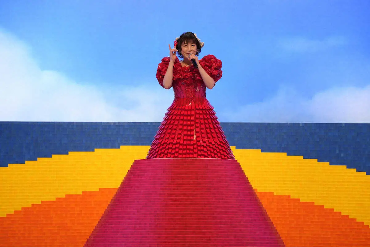 【紅白】水森かおり　桂由美さん作ドミノドレスで熱唱　3万7000個のドミノ使用して最後は“変身”