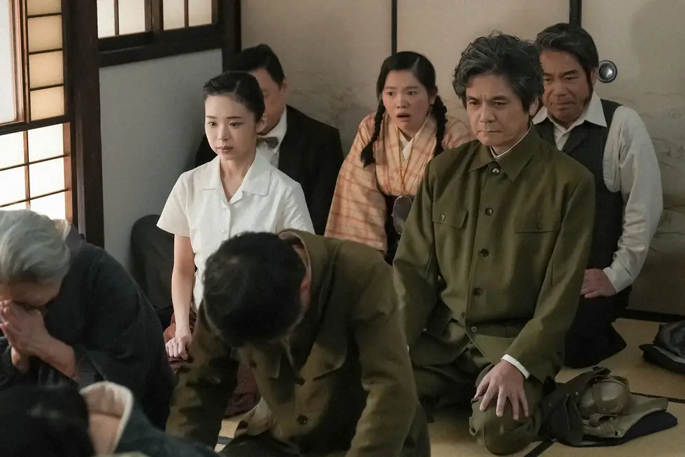 連続テレビ小説「ブギウギ」第15週は「ワテらはもう自由や」。富山の旅館・広間にて。玉音放送から日本の敗戦を知るスズ子（趣里）たち（C）NHK
