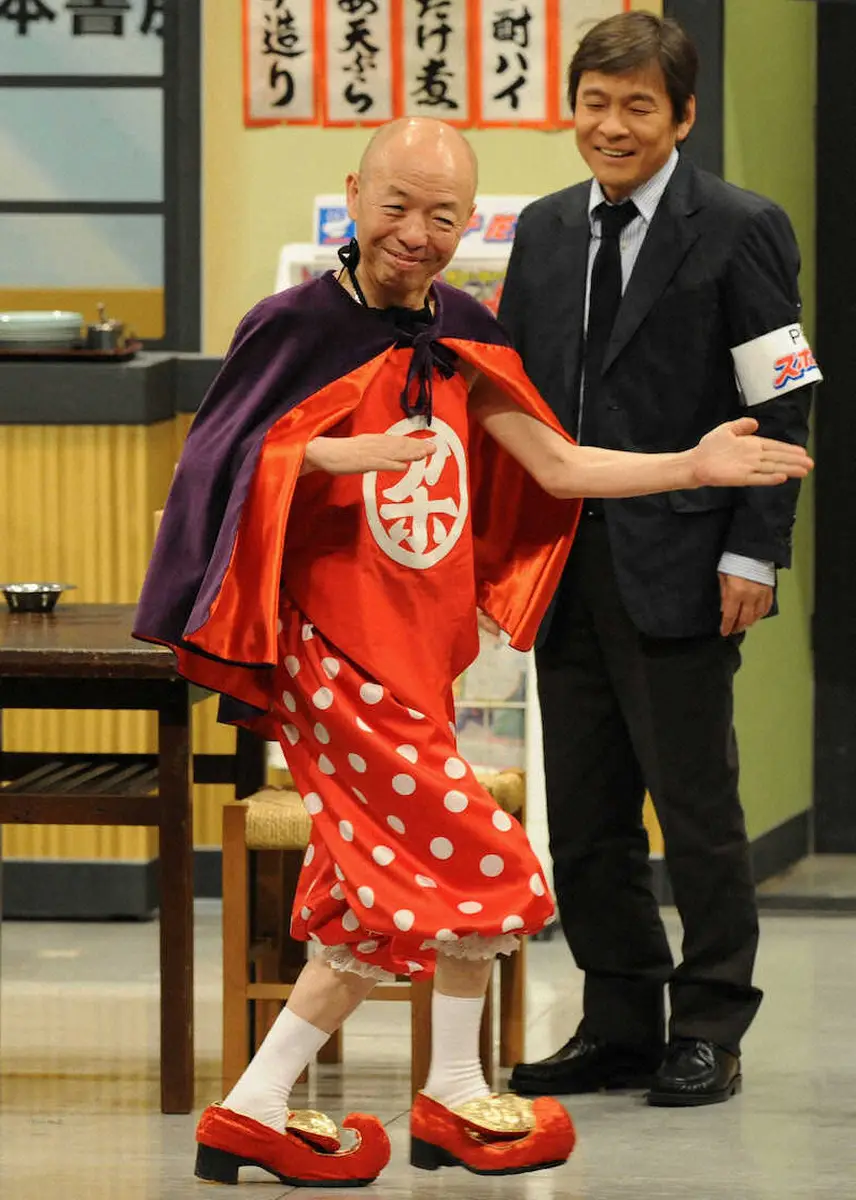 坂田利夫さん告別式　「アホ」衣装にマント姿で荼毘に付される　斎場ではテーマソング「アホの坂田」も