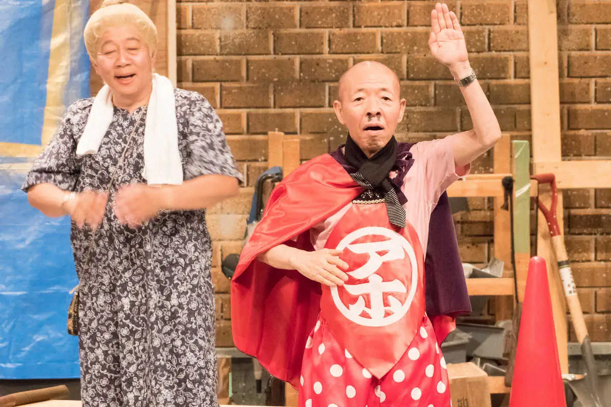 2015年7月24日、オール阪神・巨人　結成40周年公演「ふたりのW成人式」での坂田利夫さん（右）とオール阪神（吉本興業提供）