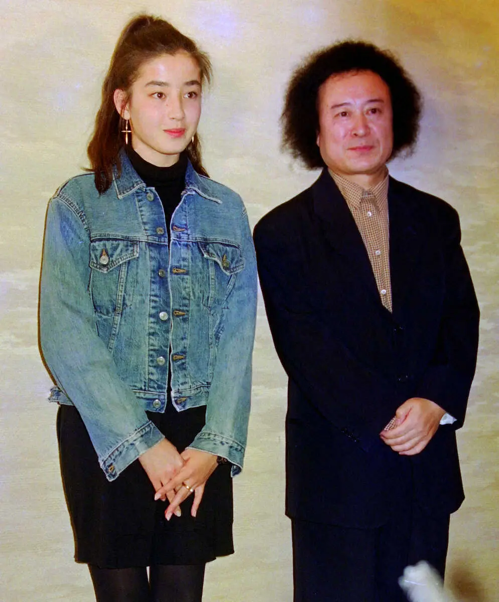 91年、写真集「Santa Fe」について会見を行う篠山紀信さん（右）と宮沢りえ