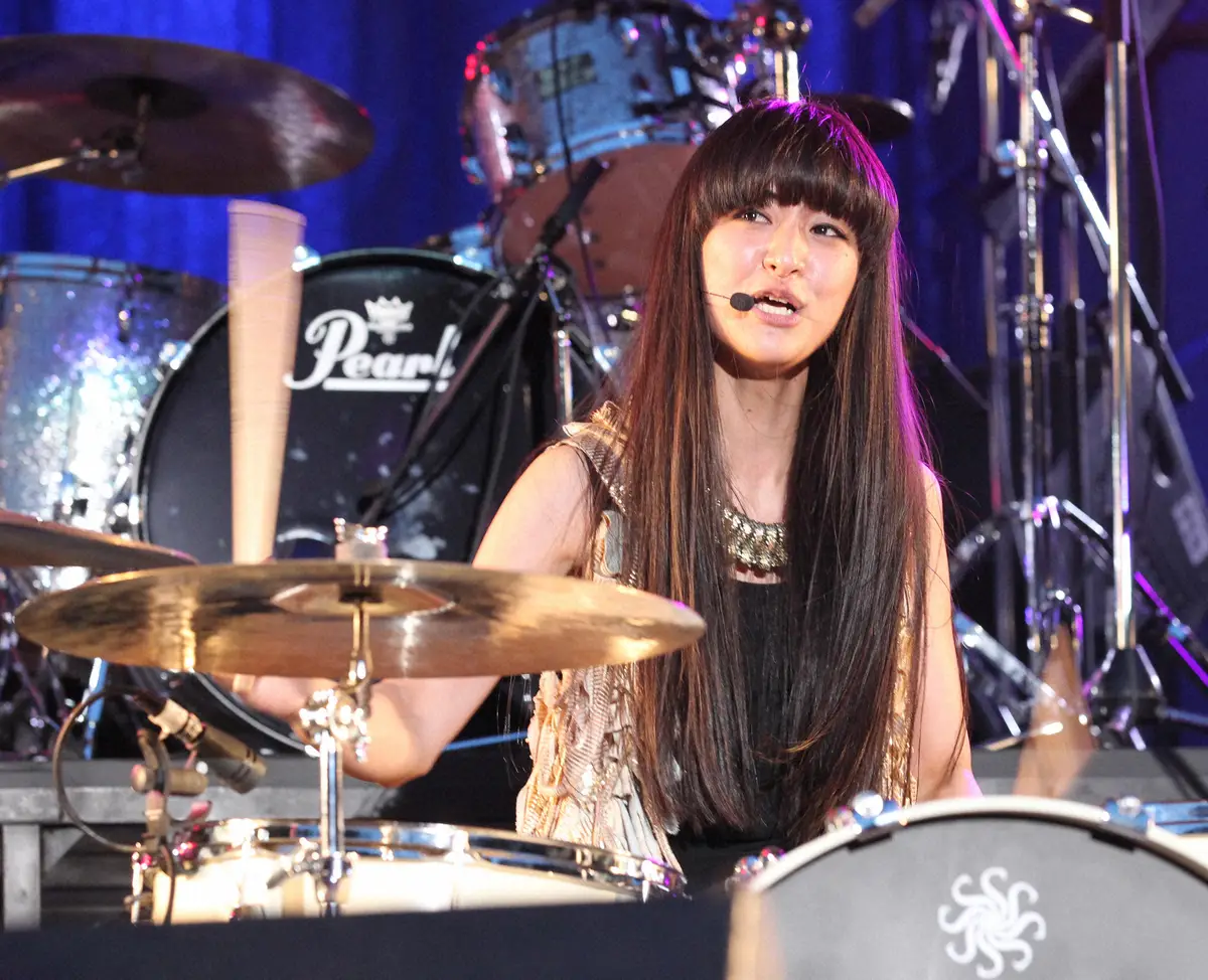ドラムを叩き、熱唱する女性ドラマーで歌手のシシド・カフカ（2013年撮影）