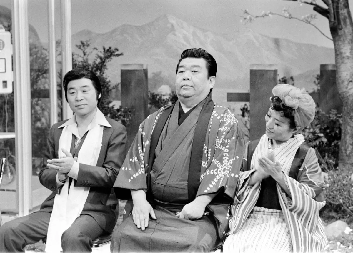 82年、NHK「お笑いオンステージ」の最終収録をする（左から）東八郎さん、三波伸介さん、中村メイコさん