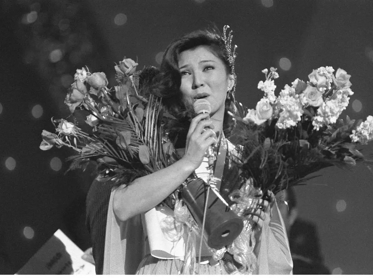 1980年11月、第11回日本歌謡大賞で初の大賞を受賞し「雨の慕情」を歌う歌手・八代亜紀さん