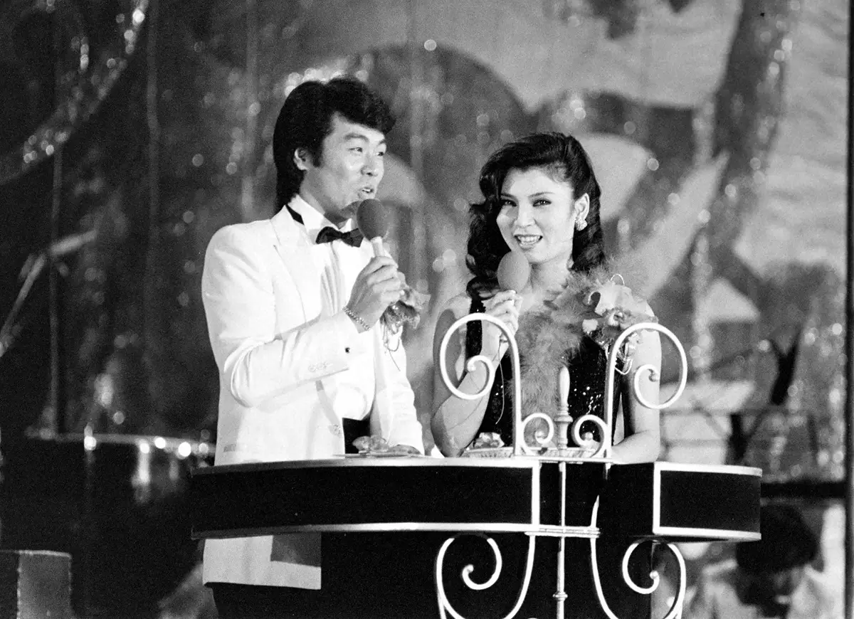 1980年「第22回日本レコード大賞」の部門賞の発表でプレゼンターを務める八代亜紀さんと五木ひろし