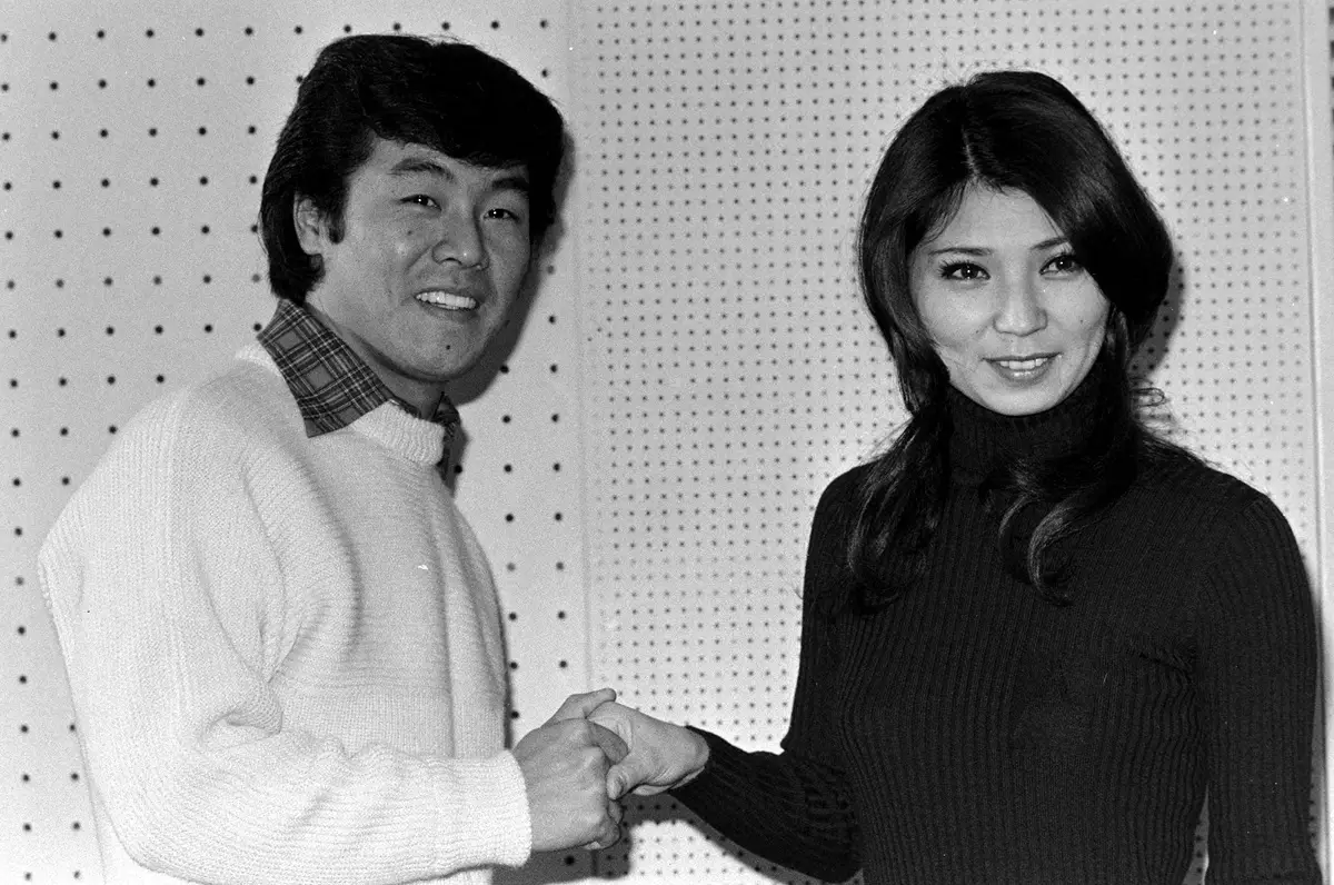 1977年、紅白リハーサルで握手する五木ひろし（左）と八代亜紀さん