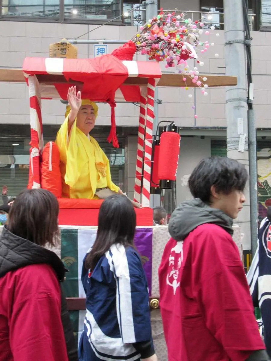 桂文枝、今宮戎神社の「十日えびす」で宝恵かごに乗って登場　還暦は赤、傘寿は黄色？