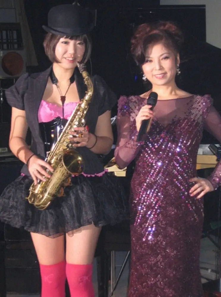 ジョイントコンサートで共演した八代亜紀さん（右）とサックス奏者・矢野沙織（08年2月15日撮影）
