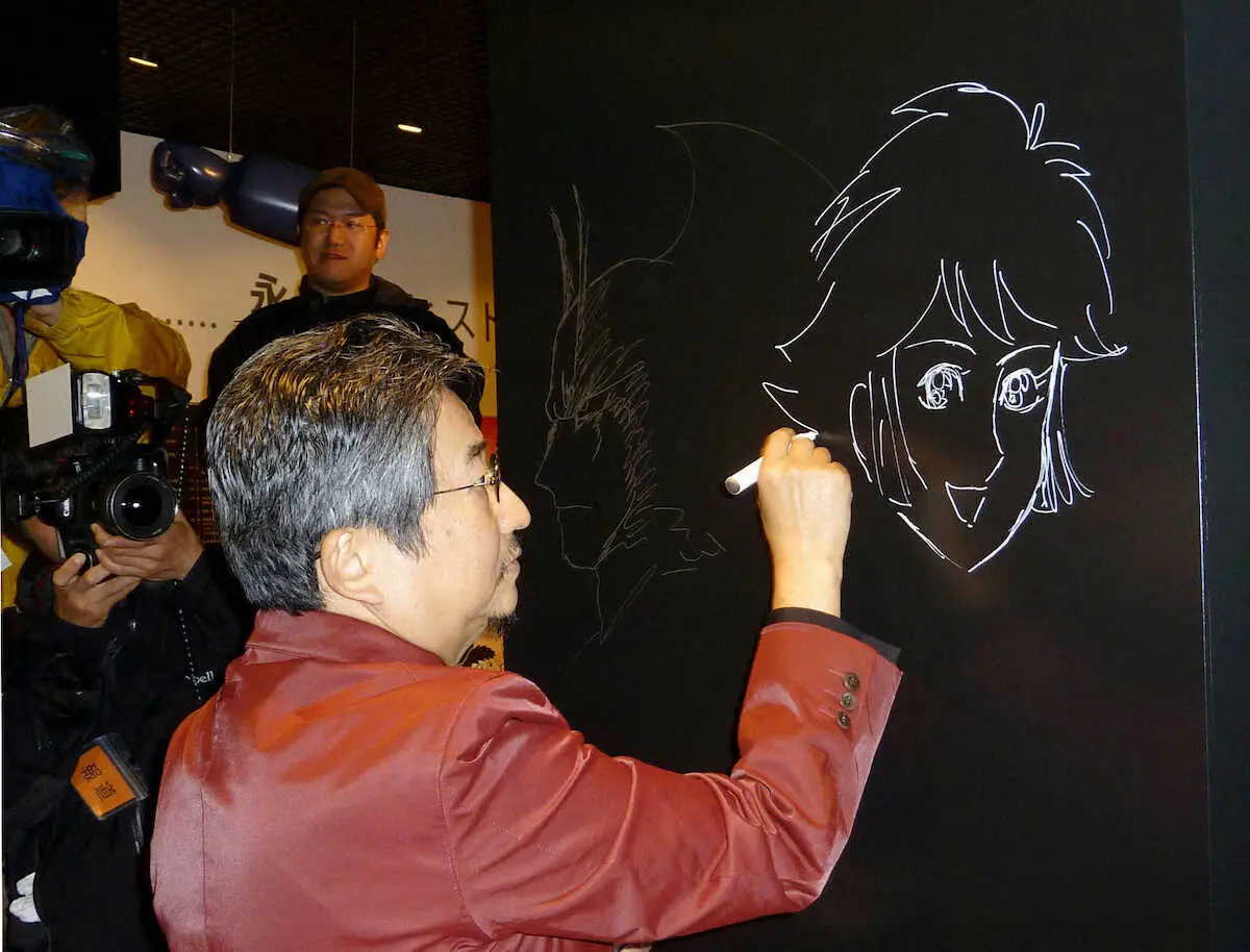 09年、輪島市にオープンした記念館の壁にイラストを描く漫画家の永井豪氏