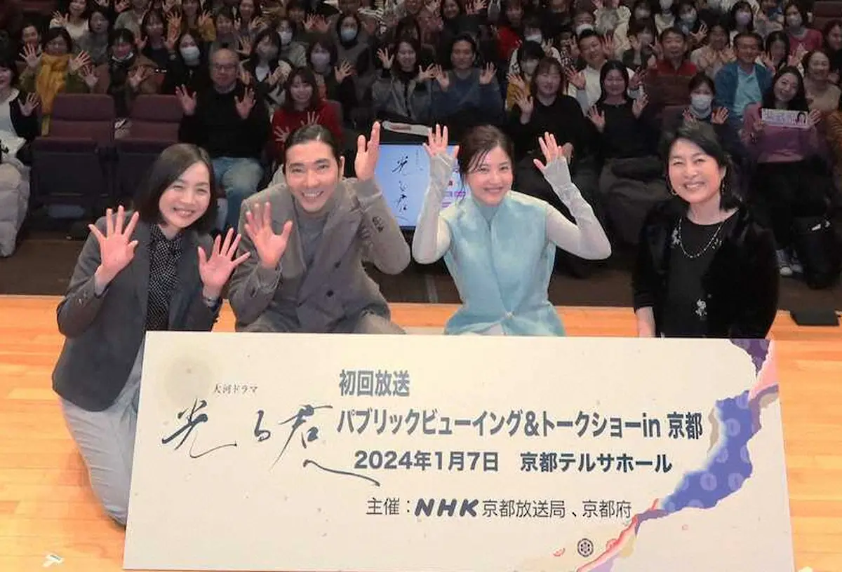 NHK大河ドラマ「光る君へ」の初回放送に合わせてトークショーを開催した（左から）制作統括の内田ゆき氏、柄本佑、吉高由里子、岩槻里子アナウンサー