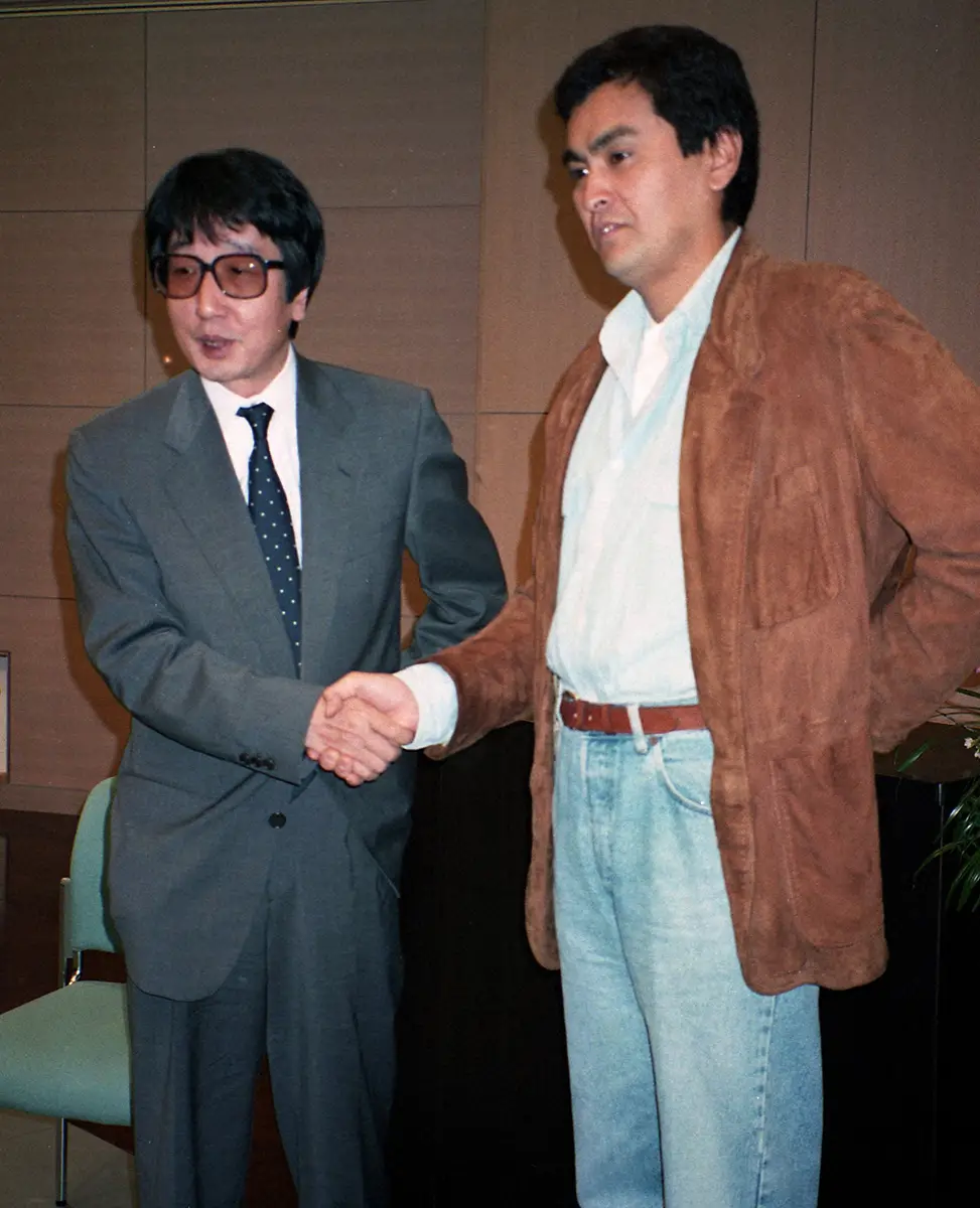 1997年、北区つか劇団の入所式に参加した石原良純（右）とつかこうへい氏
