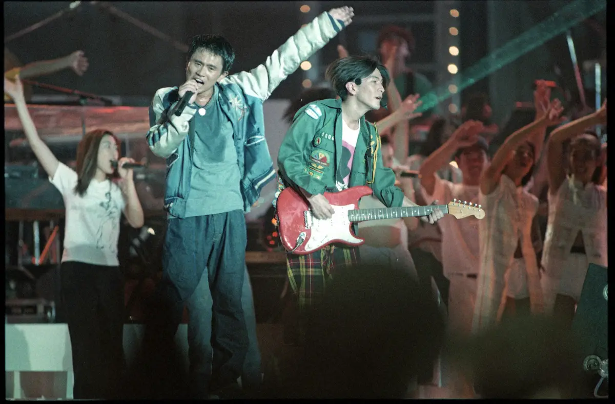 1995年「エイベックス・ダンス・マトリックス'95TKダンス・キャンプ」で熱唱する「ダウンタウン」浜田雅功(左)と小室哲哉