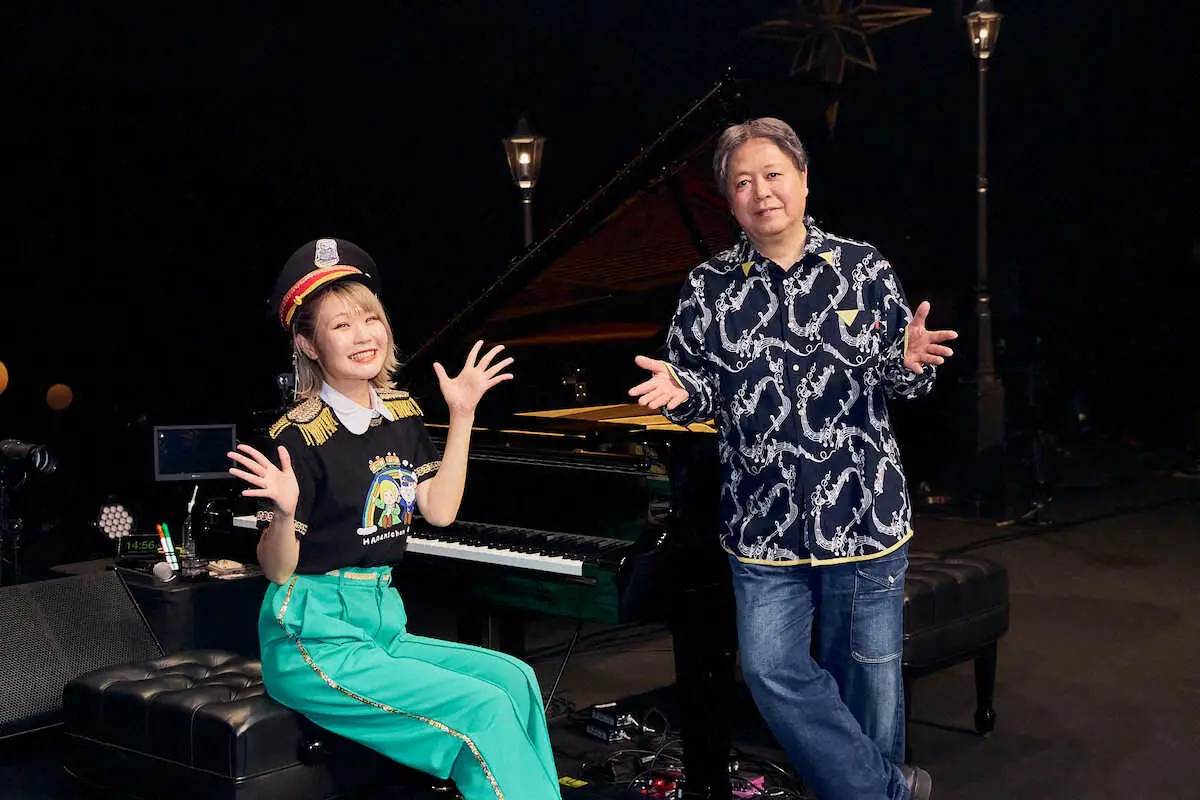 ハラミちゃん（左）のピアノツアーにサプライズで登場した「ゴダイゴ」のタケカワユキヒデ