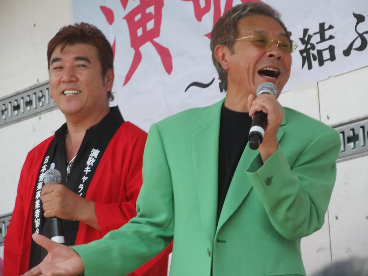 被災地復興支援ライブで歌う演歌歌手の北島三郎（右）と小金沢昇司さん（11年6月撮影）