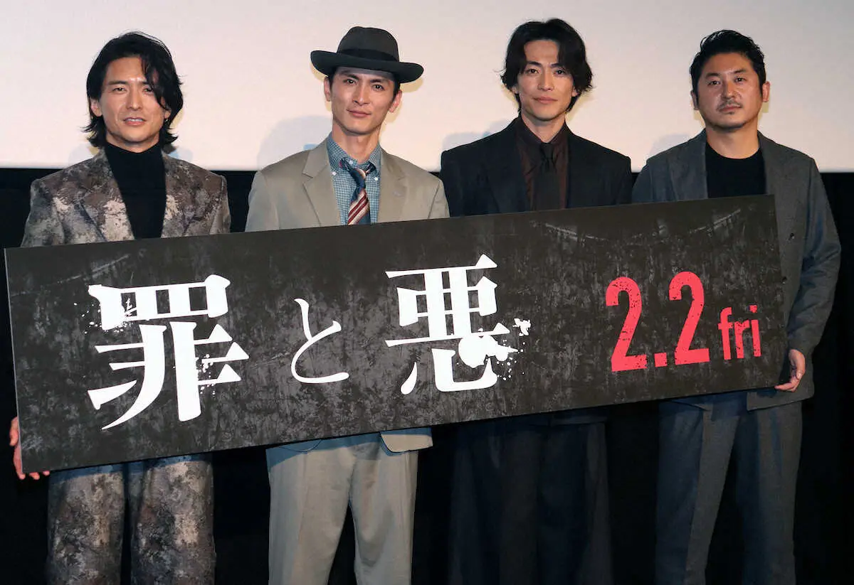 映画「罪と悪」の完成披露試写会に出席した（左から）石田卓也、高良健吾、大東駿介、齊藤勇起監督