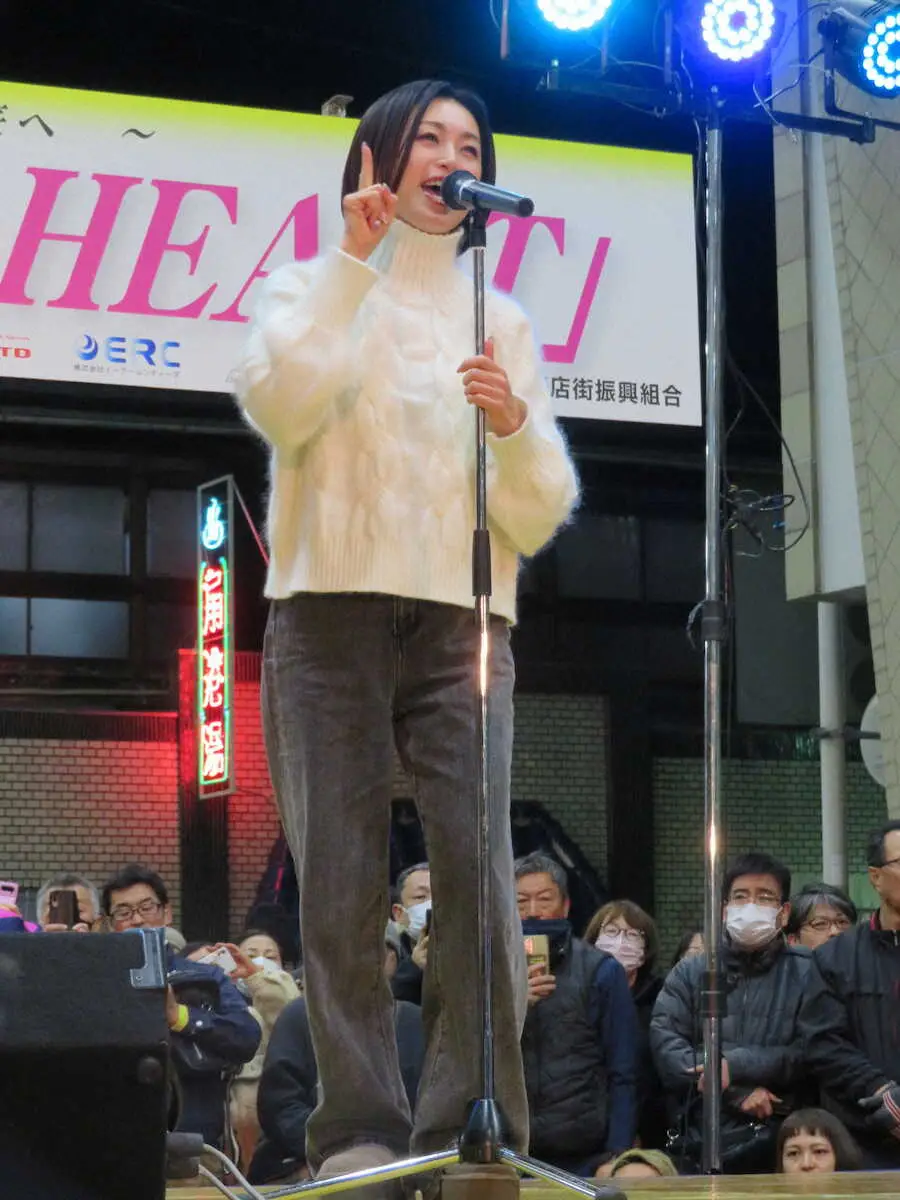 阪神淡路大震災から29年となり、甚大な被害を受けた神戸・長田区の商店街で「碧いうさぎ」を手話つきで披露した酒井法子