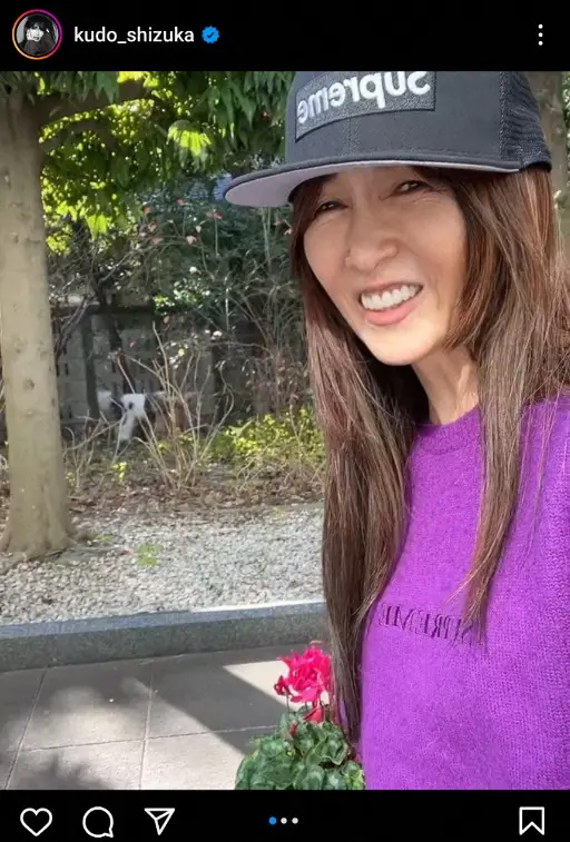 工藤静香　愛犬散歩のカジュアル・スタイル公開に「み～んな可愛い」「パープルが映えてますね！」