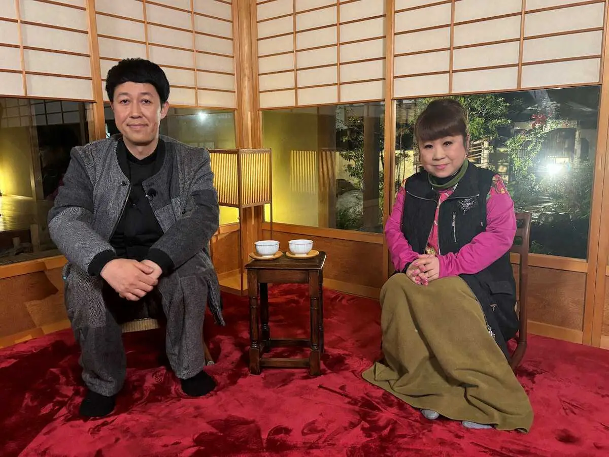 テレビ大阪の特番「コヤブのみやげ話～街ブラのオチ先にしゃべらせてもらいます～」の会見に臨んだ小籔千豊（左）とゲストの天童よしみ