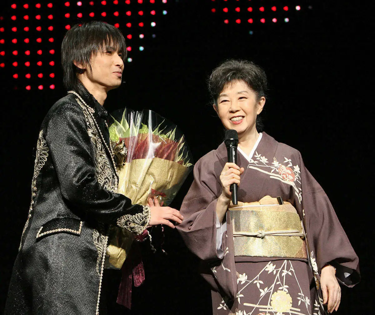 08年、500回公演に達し、森光子さんからの激励に笑顔の堂本光一