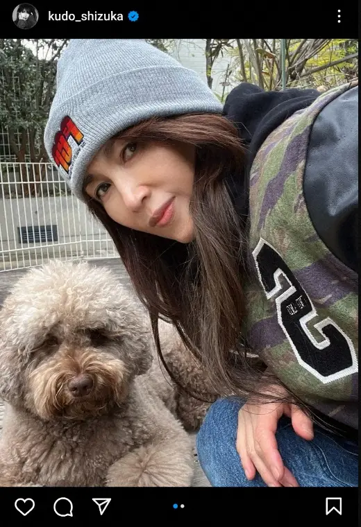 工藤静香　ストリート系ファッション姿で愛犬と2ショット　「可愛過ぎてヤバい」「癒やされます」