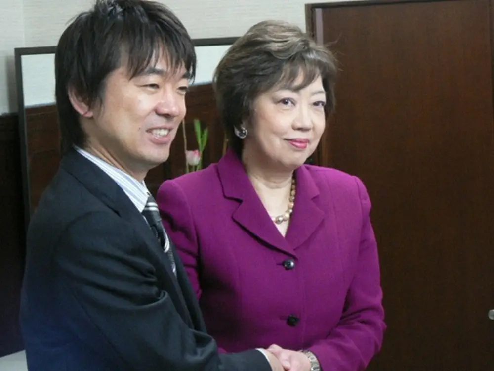 08年1月、握手する太田房江大阪府知事と、次期知事の橋下徹氏