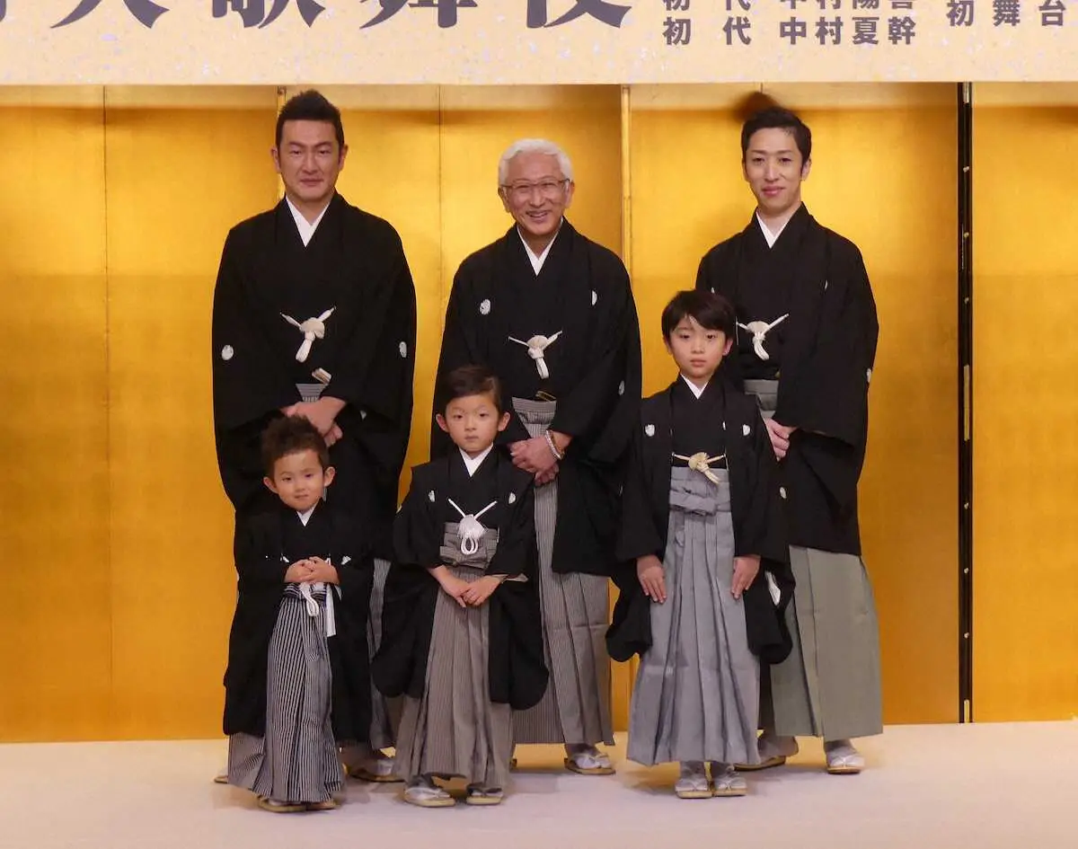 六月大歌舞伎で襲名することを発表した（前列左から）小川夏幹くん、小川陽喜くん、小川大晴（後列左から）中村獅童、中村時蔵、中村梅枝