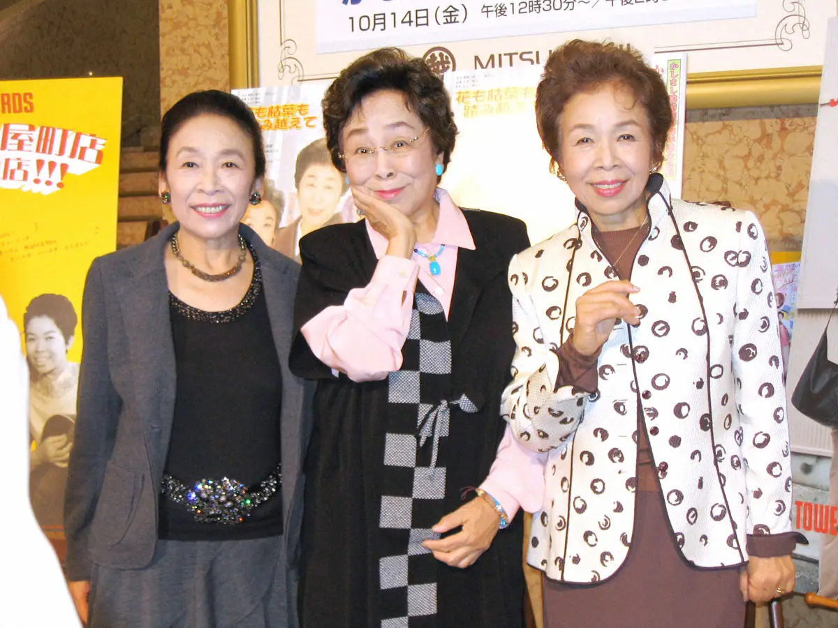 結成50周年記念トークショーを開いたかしまし娘の（左から）正司照枝、正司歌江さん、正司花江（05年撮影）
