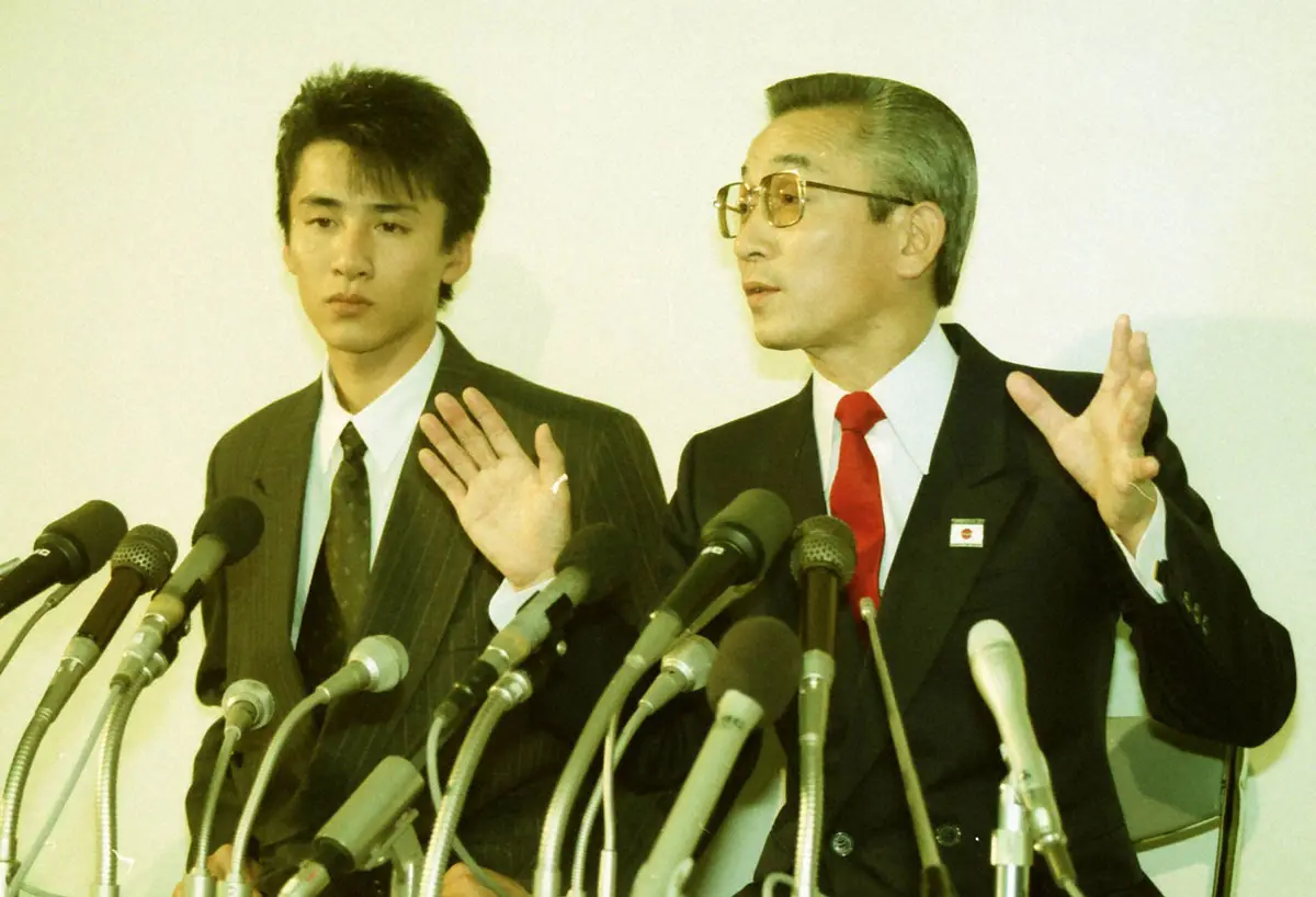 1989年、父子並んで会見する横山やすしさん（右）と木村一八