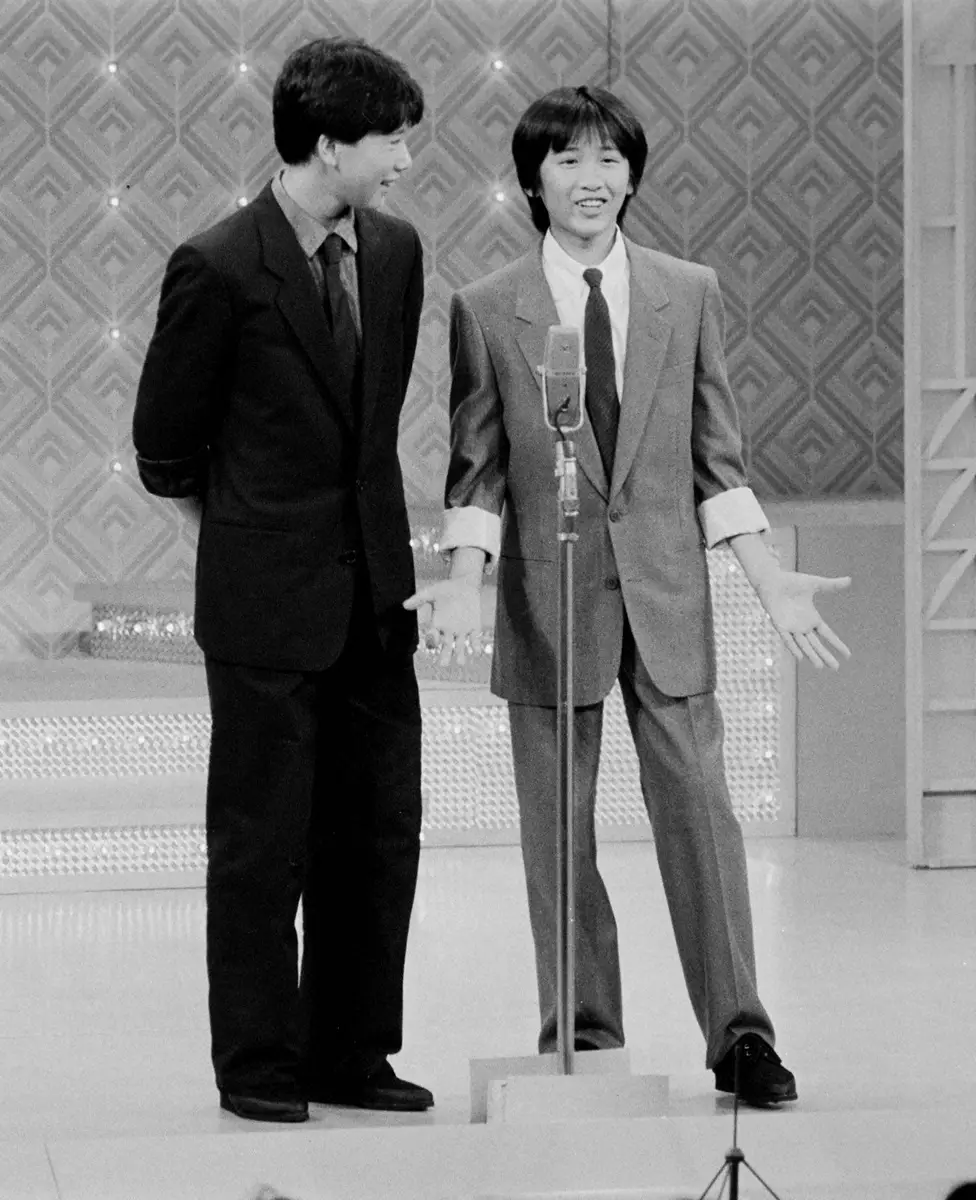 1983年、“やすきよJr.”として漫才でコンビを組みデビュー。ステージに立つ西川きよしの次男・西川弘志（左）と横山やすしの長男・木村一八
