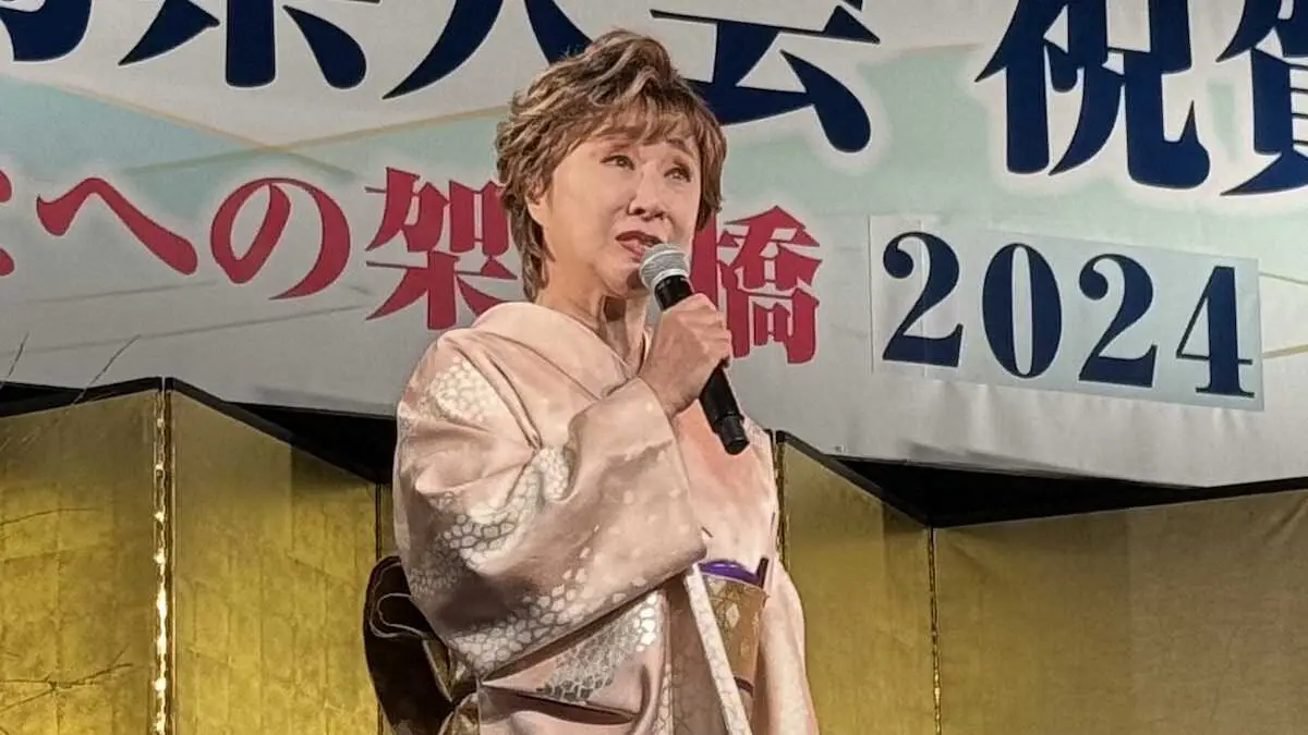 東京新潟県人会の新年祝賀会であいさつする小林幸子