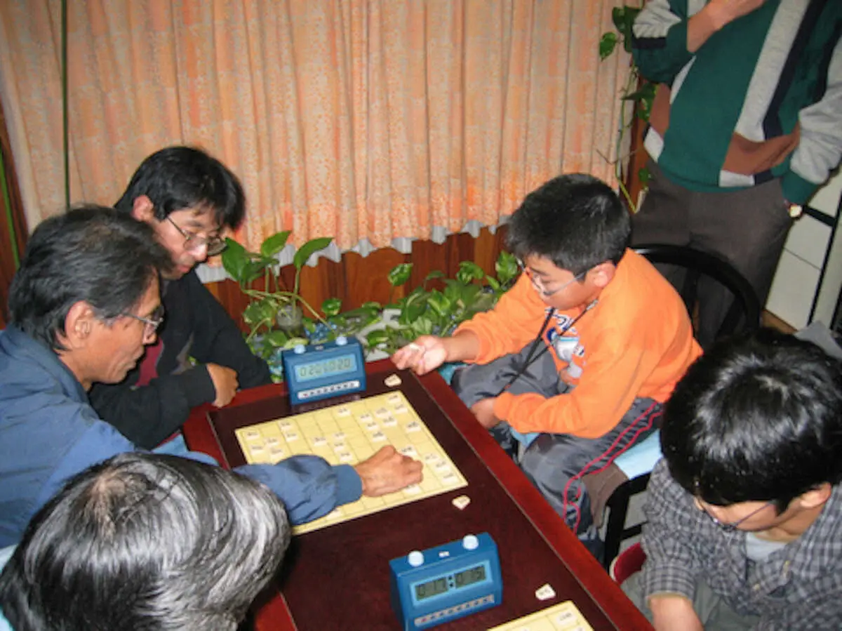 当時小学5年生の菅井竜也八段（右）と「竜棋会」初代会長の藤原雄三さん（左）が初めて対局した時　（提供・竜棋会）