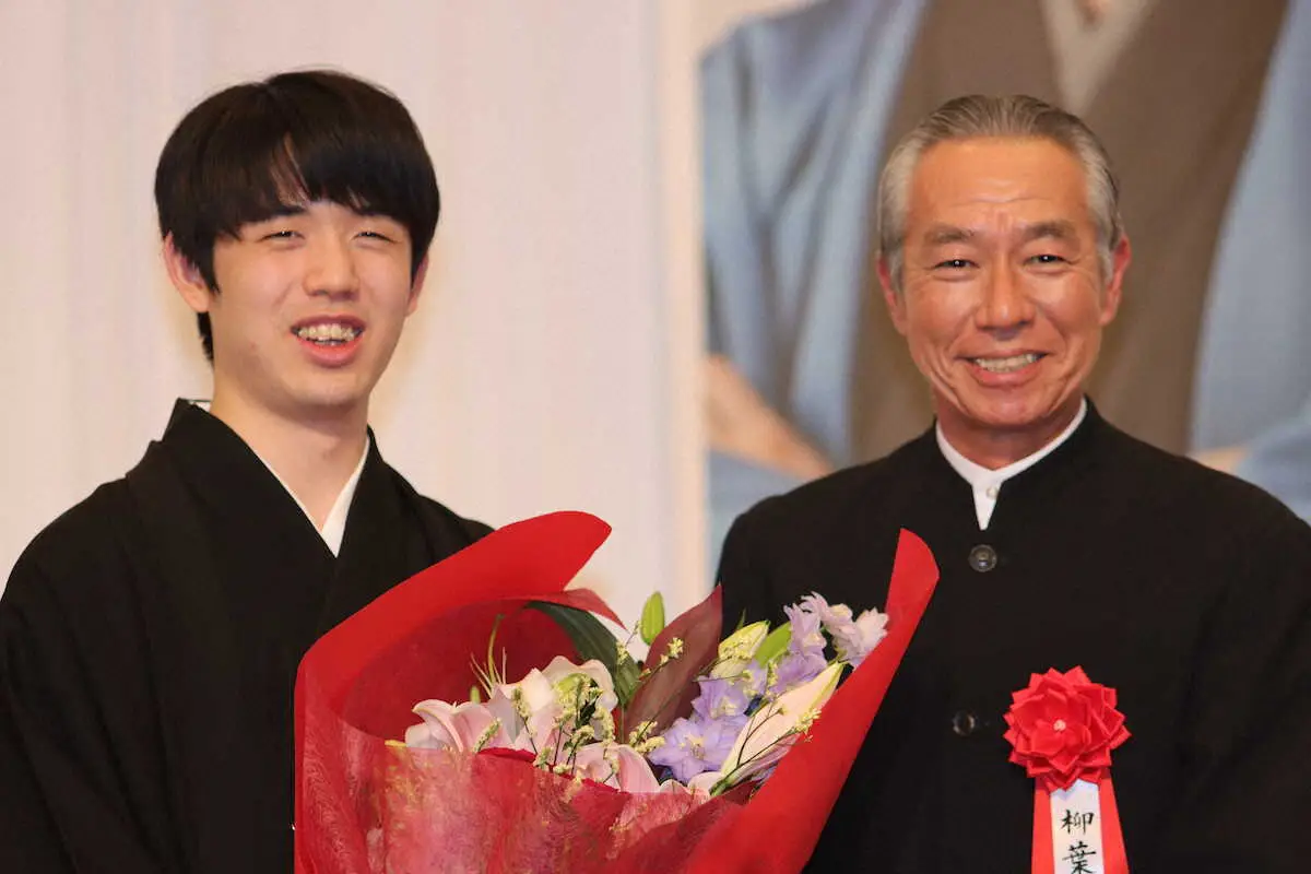 来賓の俳優・柳葉敏郎（右）から花束を贈られ、記念撮影する藤井聡太竜王（撮影・我満　晴朗）