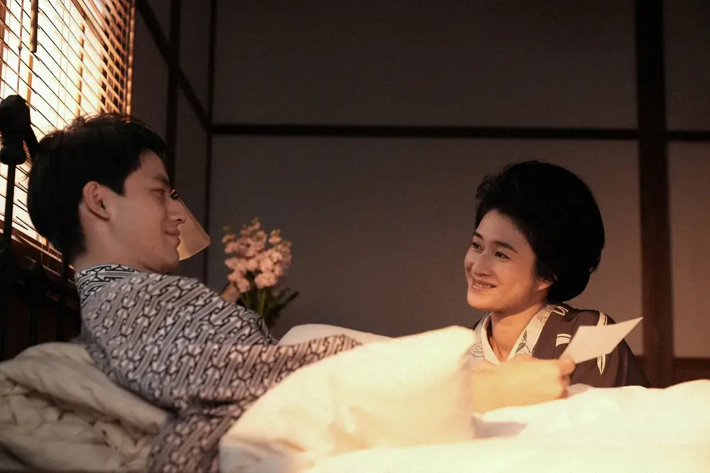 連続テレビ小説「ブギウギ」第85話。大阪の病院・愛助の病室にて。やつれた姿で横になる愛助（水上恒司・左）を励まそうとするトミ（小雪）（C）NHK