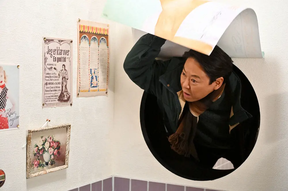 金曜ドラマ「不適切にもほどがある！」第1話。小川市郎（阿部サダヲ）は喫茶店のトイレに不思議な空間を発見し…（C）TBS