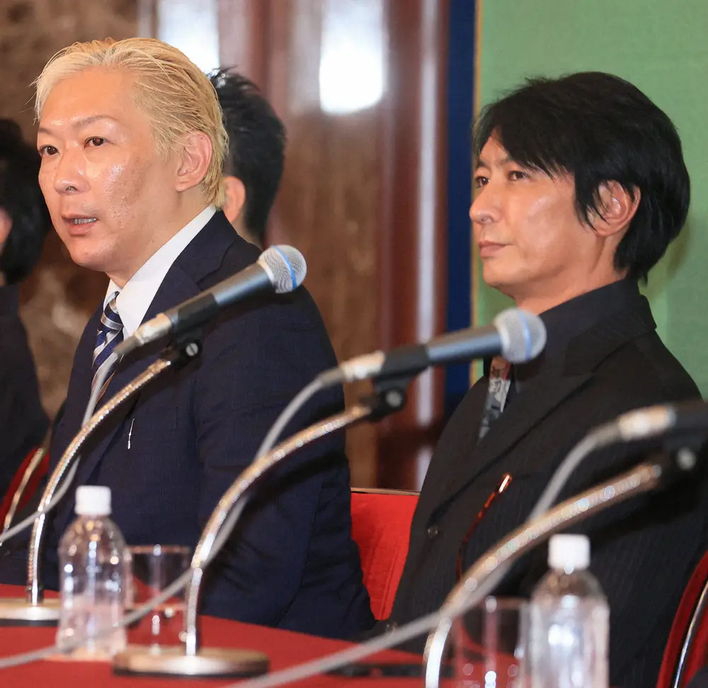 日本記者クラブで会見するジャニーズ性加害問題当事者の会の平本淳也代表（右）と石丸志門副代表（2023年撮影）