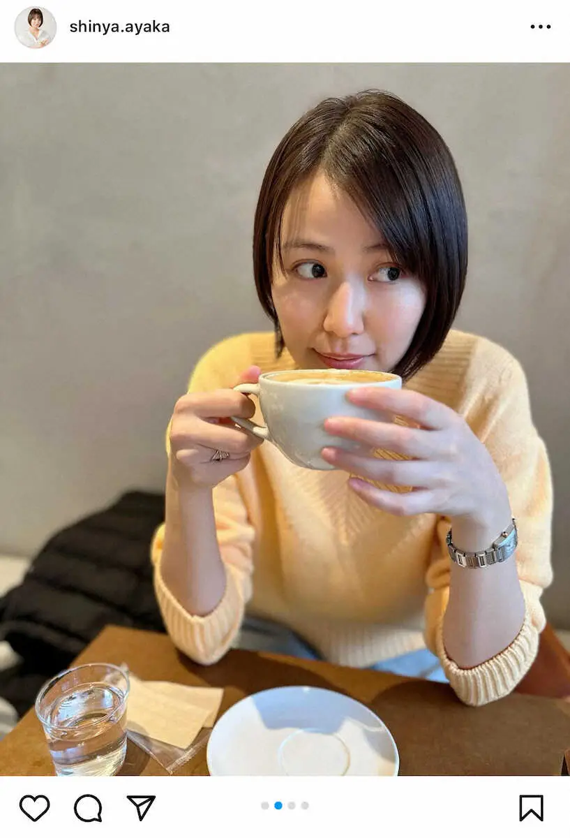 人気芸人たちが“密かに推す”福岡女子　カフェでの黄色ニットコーデS！「笑顔似合っとーよ」の声